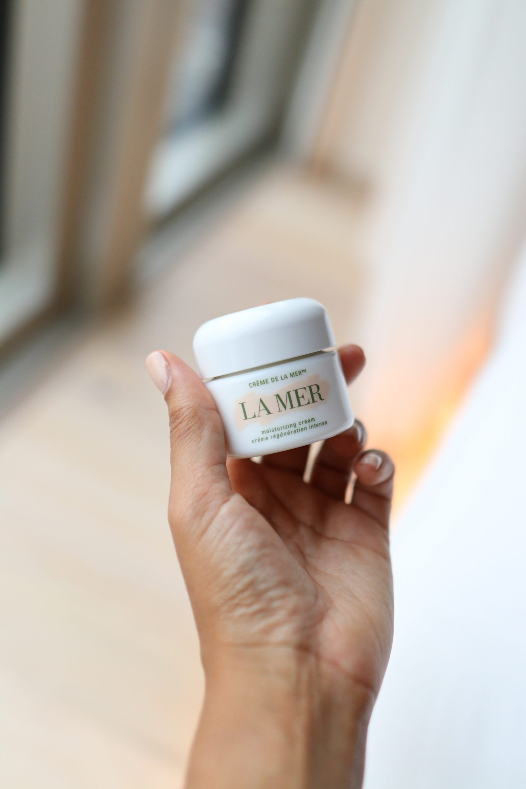 holding la mer face moisturizer