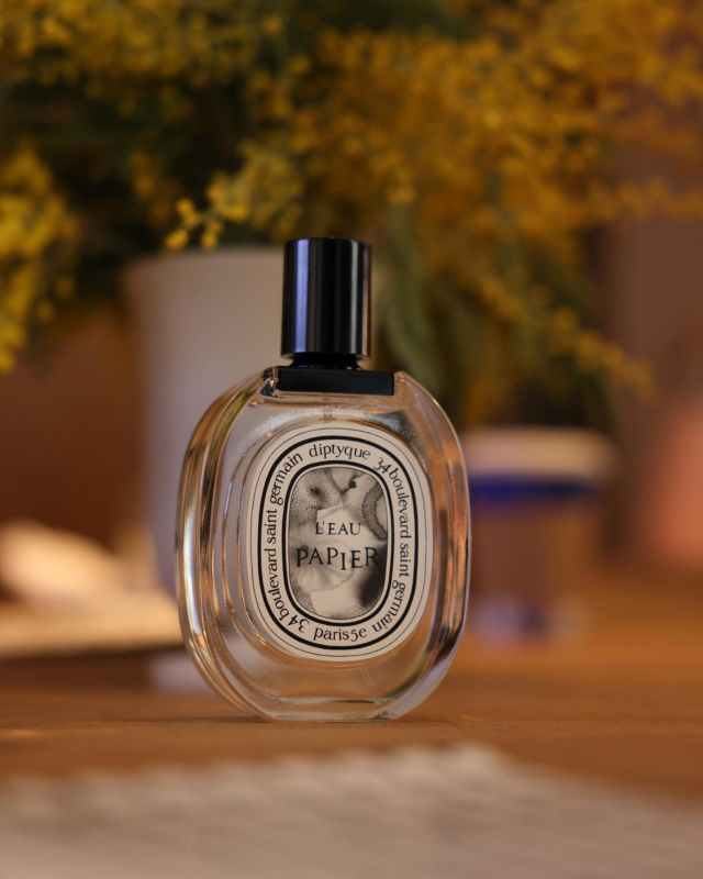Whats your Scent of the day? Today I’m wearing  L'Eau Papier by @Diptyque and I’m loving the it wearability!

This exquisite fragrance is a perfect blend of white musks, warm rice steam, and mimosa - with a grounding base of blonde woods. Now that Spring has finally arrived, I'm definitely exploring more lighter, fresher scents and I'm pleasantly surprised with this new release. 

#scentoftheday, #fragrancelover, #diptyque, #diptyquefragrances, #LEauPapier